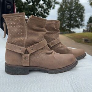 Brown ankle height Roxy boots. Like new.